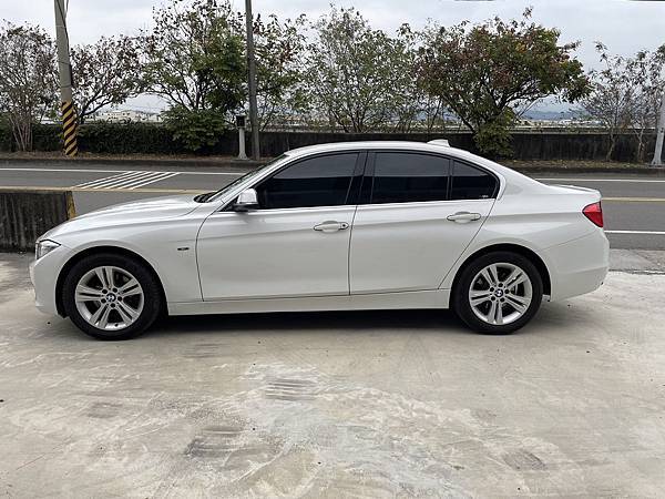 2014年出廠白色總代理BMW F30 316i 1.6透明