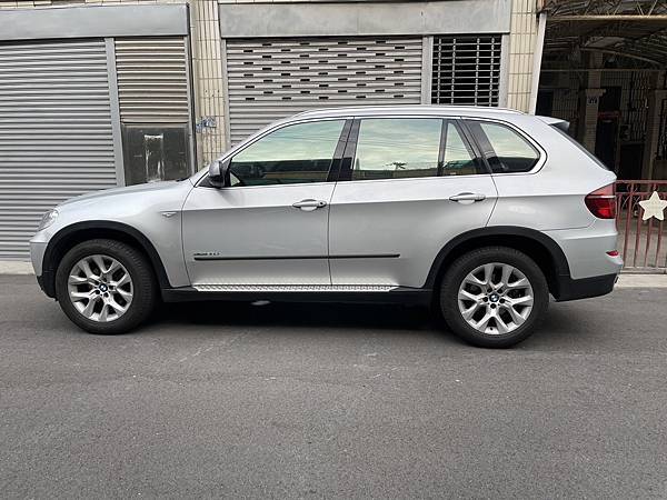 2012年出廠小改款銀色BMW 柴油E70 X5 xDriv