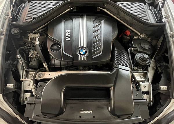 2012年出廠小改款銀色BMW 柴油E70 X5 xDriv