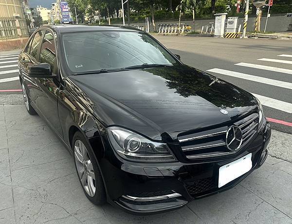 (已售出)2013年式黑色總代理賓士W204 C200 1. (已售出)2013年式黑色總代理賓士W204 C200 1.