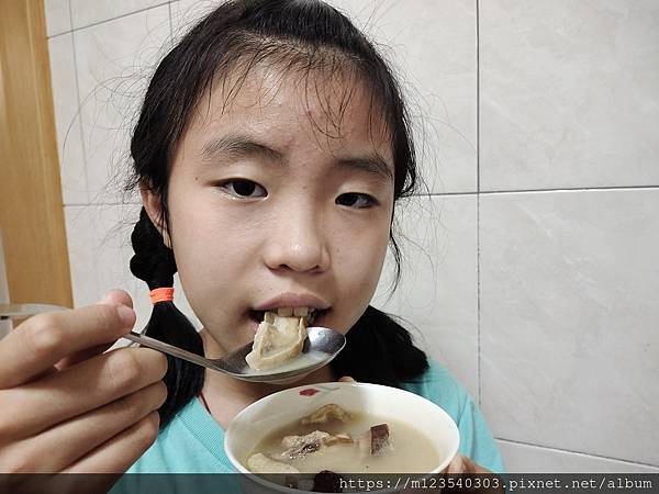 冷冷的天喝【撈王】胡椒豬肚雞鍋，有濃郁辛香的湯頭，軟嫩的豬肚