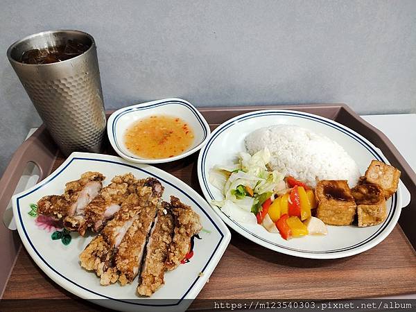 新莊美食~好吃雞的海南雞飯，海南雞肉軟嫩不軟爛、每一口都有雞