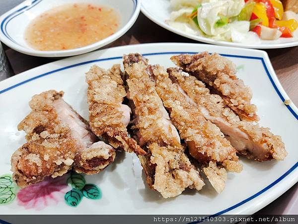 新莊美食~好吃雞的海南雞飯，海南雞肉軟嫩不軟爛、每一口都有雞