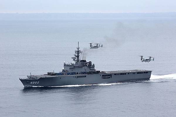 800px-MV-22B_trying_to_land_aboard_JDS_Shimokita