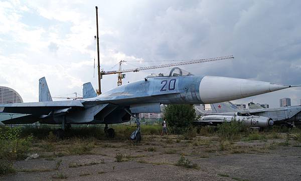 Abandoned_aircraft_museum_at_Khodynka_airdrome_(7721142334)