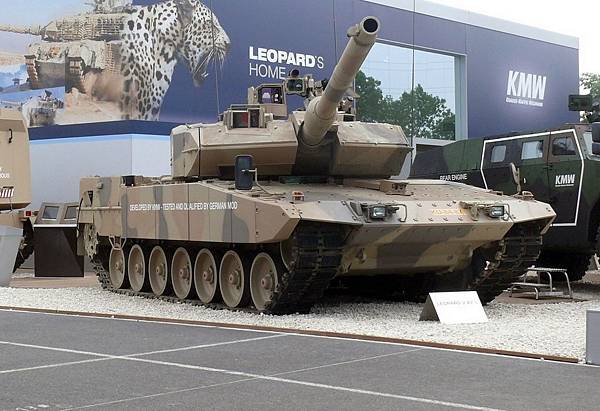 Leopard_2_A7,_Eurosatory_2010 Leopard_2_A7,_Eurosatory_2010
