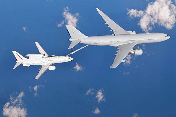 KC-30A_MRTT_refuelling_a_E-7A_Wedgetail_AEWC_aircraft