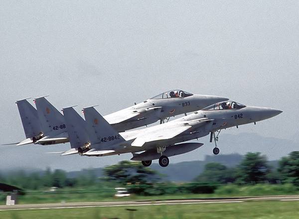 Two_JASDF_F-15J_take_off_in_formation