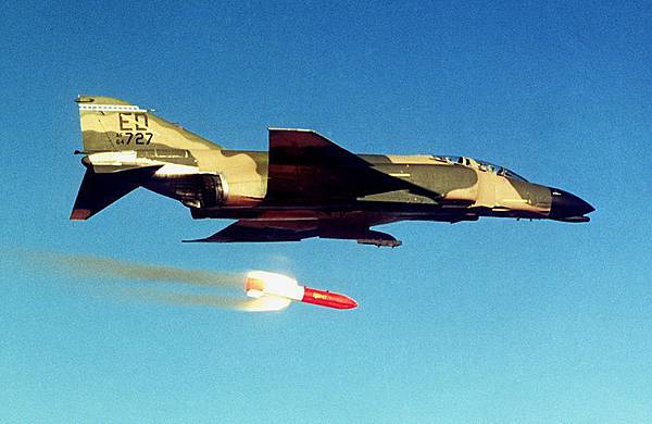 800px-B83_nuclear_bomb_test_with_F-4C_Phantom_1983