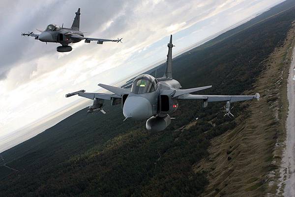 czech_jas-39_gripen_over_the_curonian_spit_in_2012 czech_jas-39_gripen_over_the_curonian_spit_in_2012