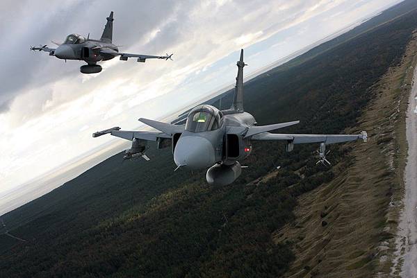 czech_jas-39_gripen_over_the_curonian_spit_in_2012