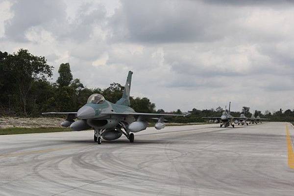 F-16-tiba-di-lanud-roesmin-nurjadin