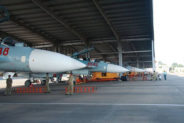 Vietnam Air Force Su-30 MKV fighter jet aircraft r77 73 4 12 aa bvr aam (1) Vietnam Air Force Su-30 MKV fighter jet aircraft r77 73 4 12 aa bvr aam (1)