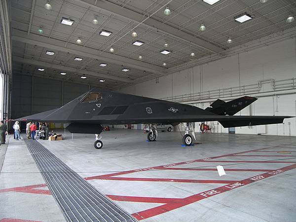 Lockheed_F-117_NightHawk_-_Miramar_01