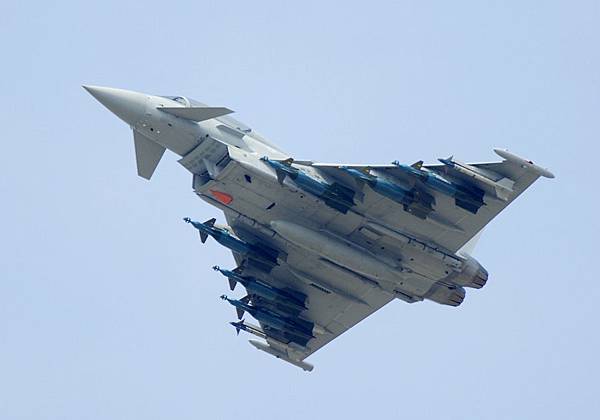 eurofighter_typhoon_showing_off_in_air_show