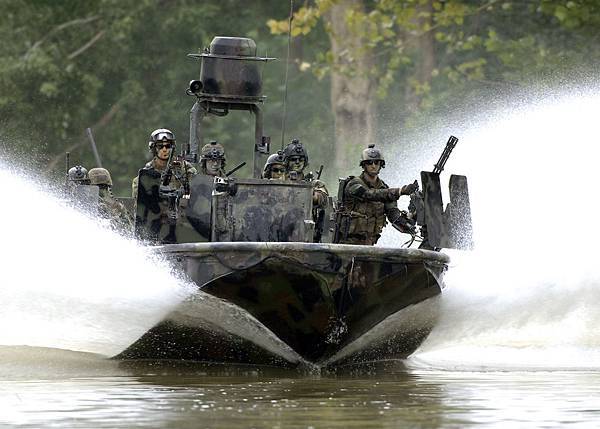 US_Navy_070825-N-9769P-301_Special_Warfare_Combatant-craft_Crewmen_(SWCC)_transit_the_Salt_River_in_northern_Kentucky_during_pre-deployment,_live-fire_training US_Navy_070825-N-9769P-301_Special_Warfare_Combatant-craft_Crewmen_(SWCC)_transit_the_Salt_River_in_northern_Kentucky_during_pre-deployment,_live-fire_training