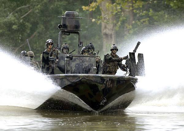 US_Navy_070825-N-9769P-301_Special_Warfare_Combatant-craft_Crewmen_(SWCC)_transit_the_Salt_River_in_northern_Kentucky_during_pre-deployment,_live-fire_training