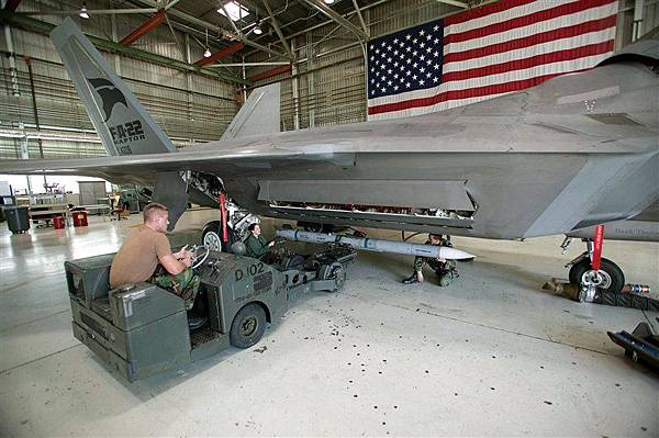 AIM-120D_loaded_on_F-22