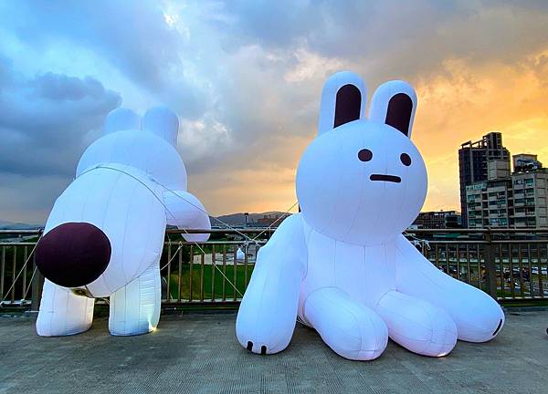 新北新月橋上與兔兔Q共賞夕陽 20250929