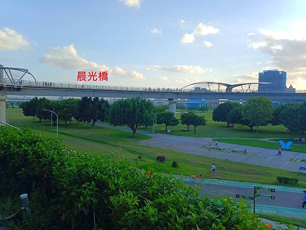 從捷運三重站出口晨光橋上拍攝新北大都會公園6.jpg