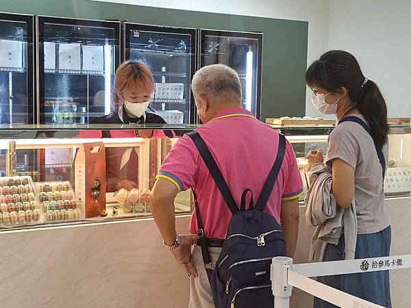 拾參馬卡龍門市日誌 : 我們在櫃台後