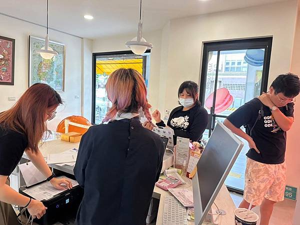 拾參馬卡龍門市日誌 : 我們在櫃台後