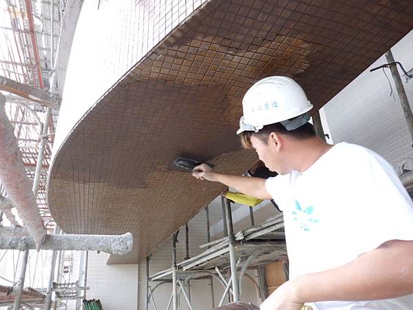 01-04 外牆馬賽克抹縫.JPG 01-04 外牆馬賽克抹縫.JPG