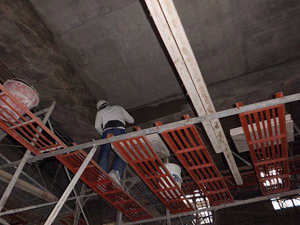 車道上方樑貼磚 上銘,建商,履歷