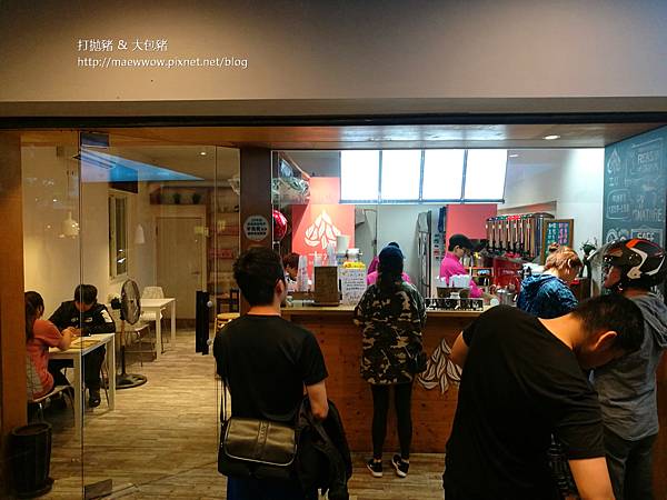 打拋豬與大包豬去十杯這家店的人潮