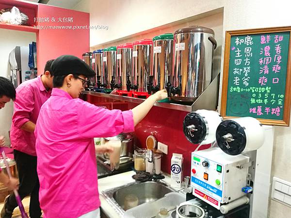 店員為顧客調整茶的甜度及冰塊的認真模樣