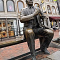 Red-Auerbach-statue