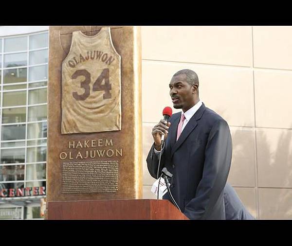 Hakeem-Olajuwon-statue