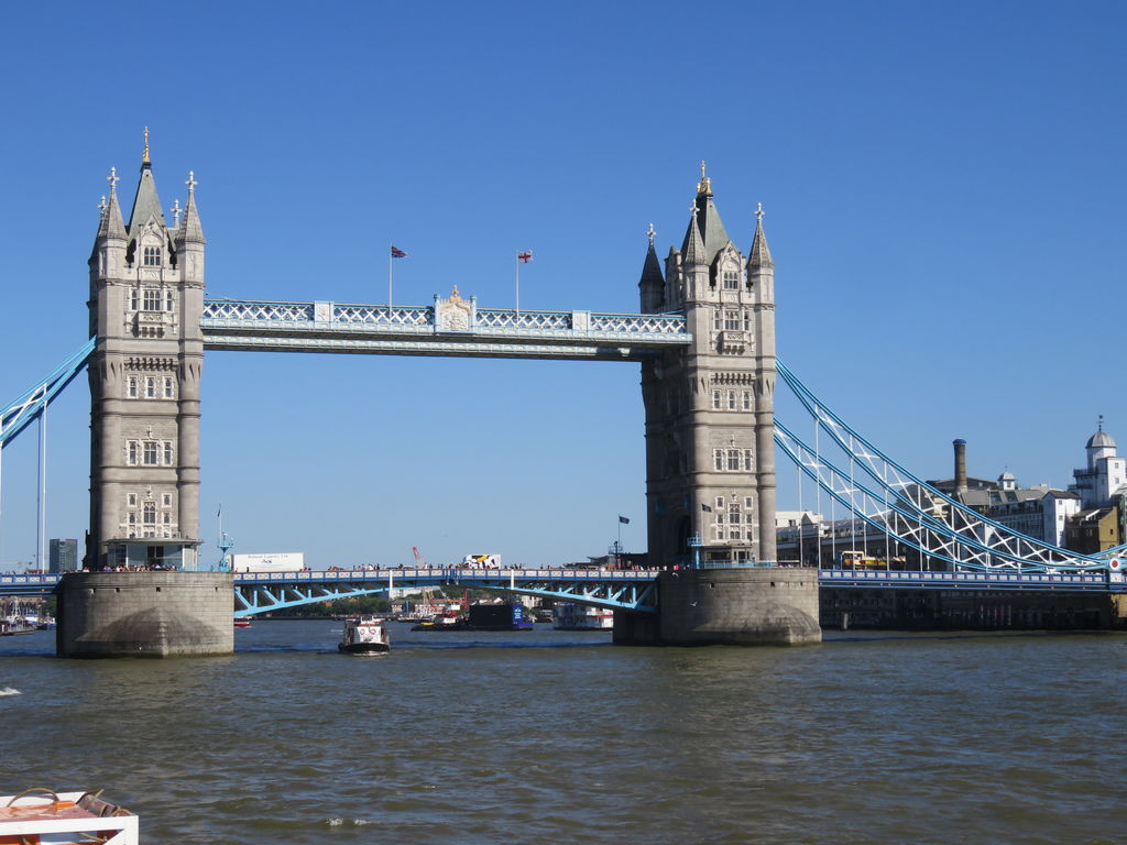 河面上的塔橋.JPG