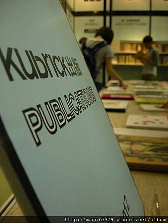 kubrick書攤上不打折，來宣傳書的形成與現場放筆卡紙讓你畫自己的一本書