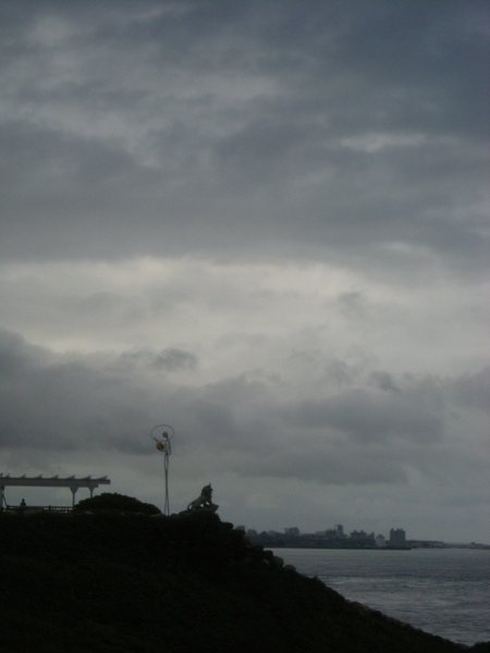 海邊陰天但無雨