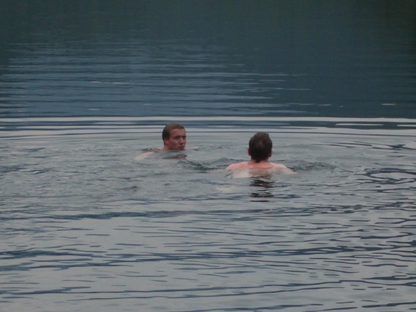 考完肉的青年跳進湖裡暢快游泳「滋～」