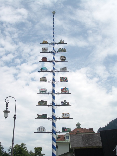 這叫五月柱，上面標示這個小鎮有的店