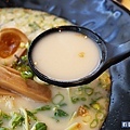 台北內湖美食【伊太郎拉麵內湖店】九州久留米豚骨拉麵。和風炸雞好Juice。帶骨德式香腸好風味。拉麵同品項第二件六折。內湖大潤發拉麵。九州拉麵。日本拉麵.JPG