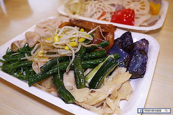 台北車站【三來健康素食館】數十種蔬食多樣化選擇。台北車站素食