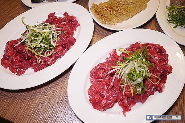 台北美食【川老爺麻辣鍋】吃麻辣鍋配熱炒正對味。溫體牛買一送一。豪華螃蟹海鮮拼盤。內湖麻辣鍋。葫洲站麻辣鍋