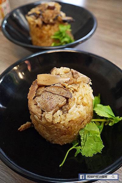 基隆必吃肉羹【基隆帶筋肉羹】豬前腿肉羹湯超正點&超大顆燒賣還有香Q筒仔米糕不吃不可