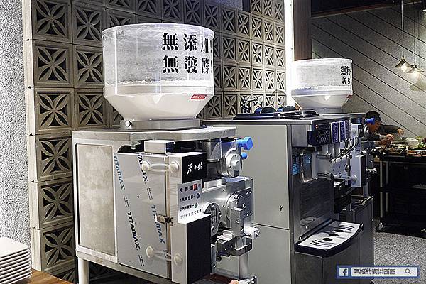 內湖火鍋推薦【荖子鍋內湖家樂福店】無添加、無發酵15秒現做新鮮麵/超cp值火鍋店/內湖美食 內湖火鍋推薦【荖子鍋內湖家樂福店】無添加、無發酵15秒現做新鮮麵/超cp值火鍋店/內湖美食