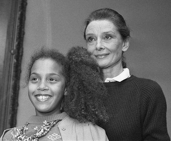 Audrey_Hepburn_in_Nederland_ter_gelegenheid_van_de_Danny_Kaye_Award,_samen_met,_Bestanddeelnr_934-5055_(cropped).jpg