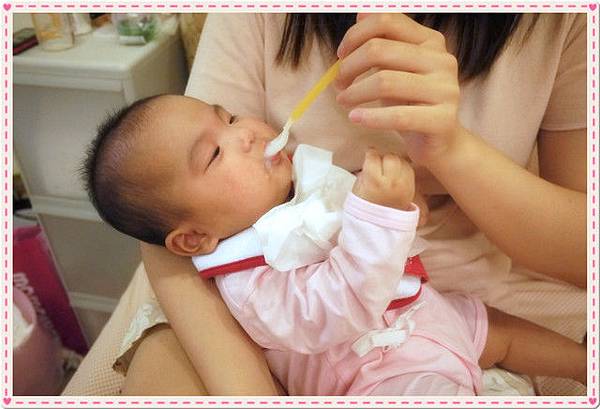 2011.05.13小福星第一次吃米精糊  (3)