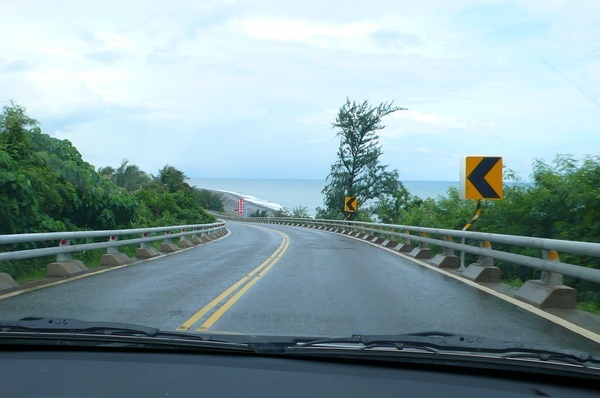 一路往北的９號省道時有彎曲的山路，太平洋就在右邊的山崖下