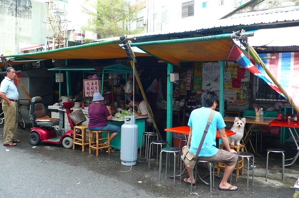台東市的「榕樹下米苔目」，在正氣路很不起眼的小巷子內
