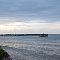 民宿外的堤防，可看到左邊的富岡漁港