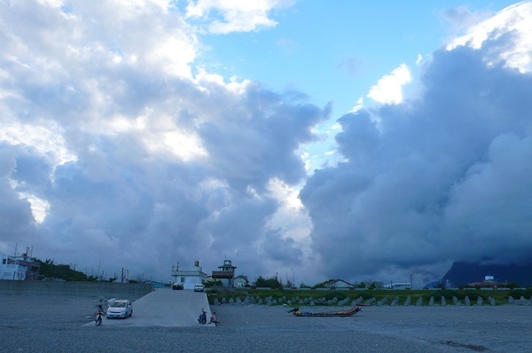 岸邊上空的雲彩越來越美.......