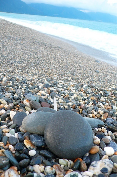 岸上都是圓圓的石頭