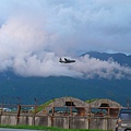 另一頭的七星潭風景區旁就是花蓮的軍機場，一架老母機剛起飛....